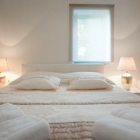 Modern Pjero Makarska