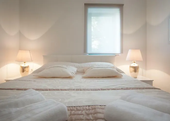 Modern Pjero Makarska